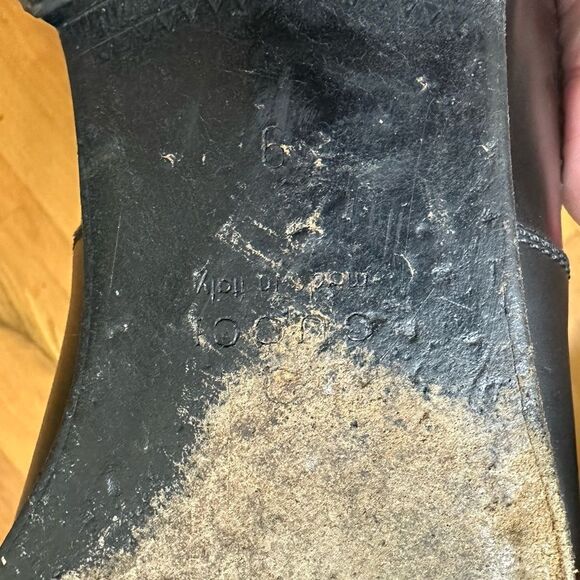 Gucci Men's Black Leather Loafers with Silver Accent - Picture 4 of 5